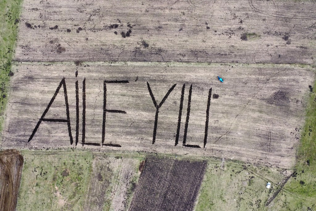 Ardahan’da Bir Çiftçi Tarlasına Traktörüyle Aile Yılı Yazdı