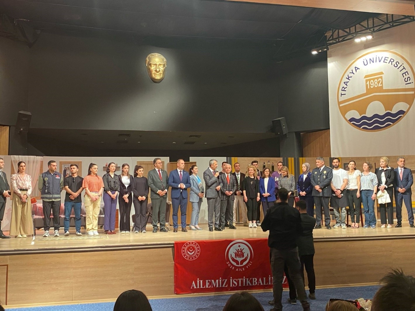 Edirne’de Aile Yılı Faaliyetleri Kapsamında “Yarınlara Geç Kalmadan” İsimli Tiyatro Oyunu Sahnelendi