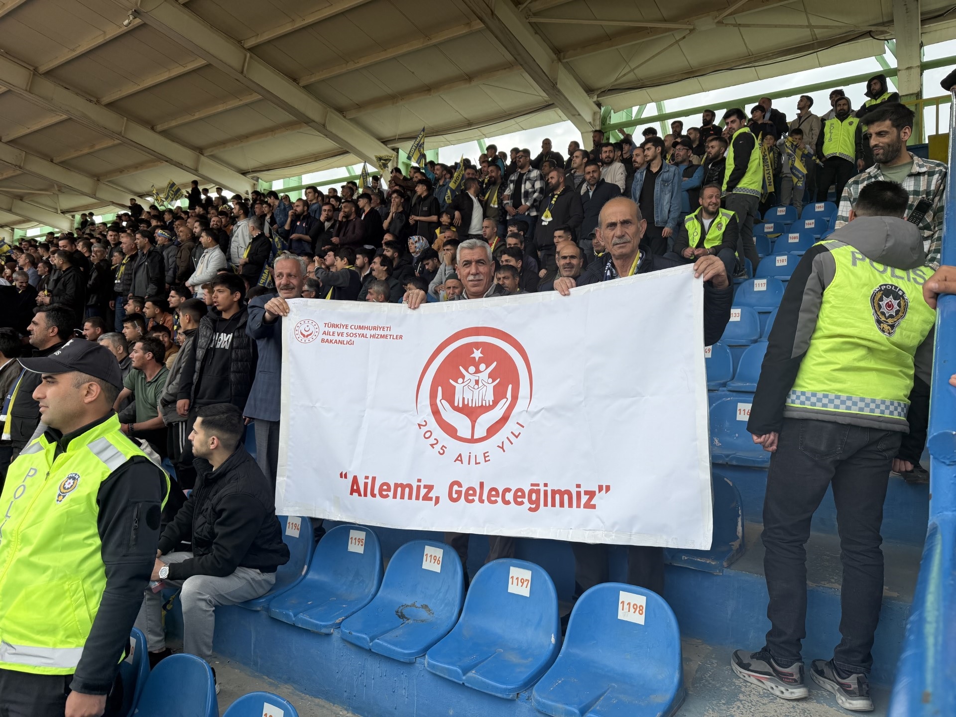 Ağrı ve Sinop’ta Düzenlenen Futbol Müsabakalarında Aile Yılına Dikkat Çeken Pankartlar Açıldı