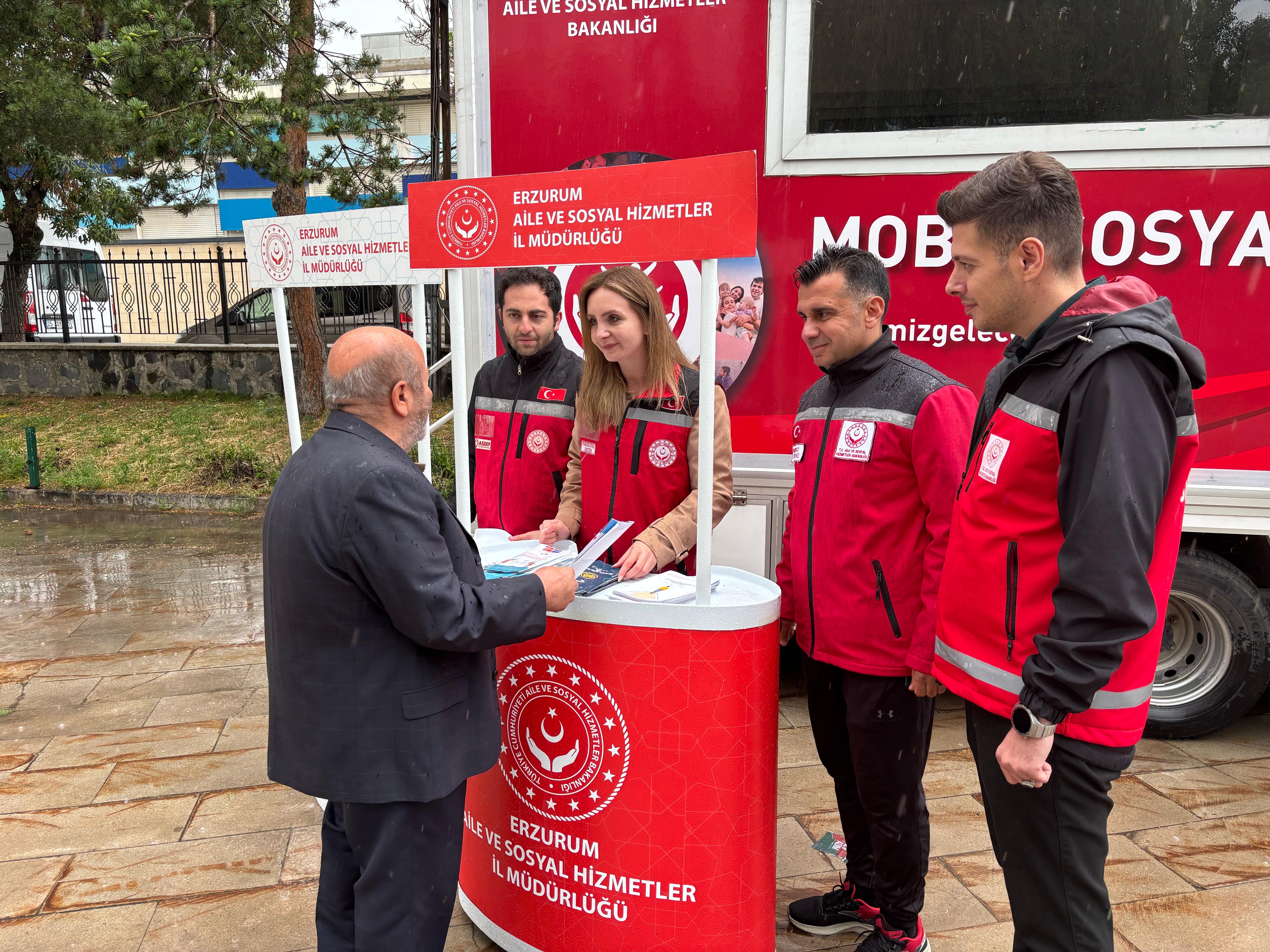 Erzurum’da Mobil Sosyal Hizmet Aracında Aile Yılı Faaliyetleri Hakkında Bilgilendirme Yapıldı ve Aşure İkram Edildi