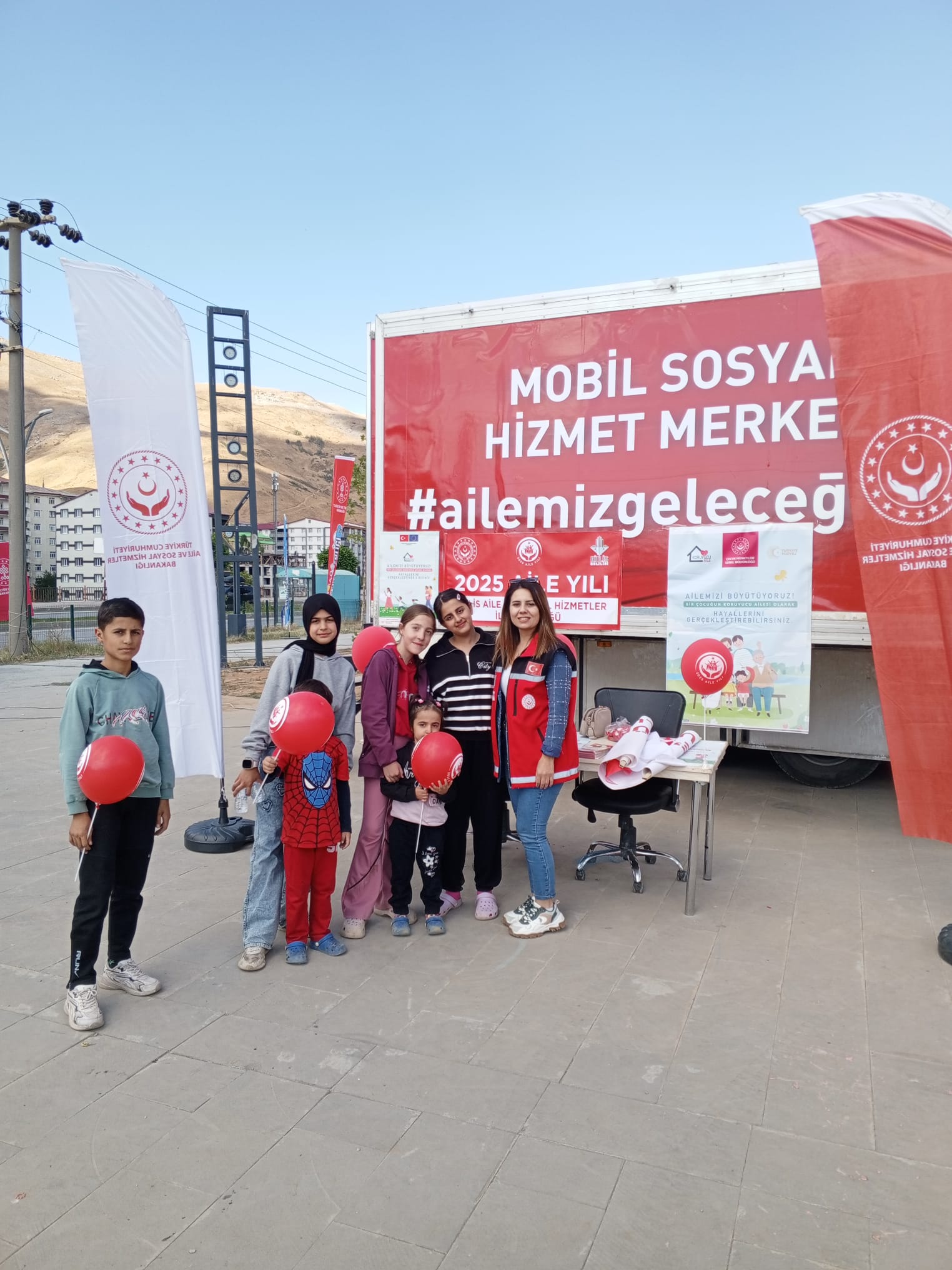 Bitlis’te Düzenlenen Bir Anadolu Şenliğinde Mobil SHM Tırı Çocuklarla Buluştu