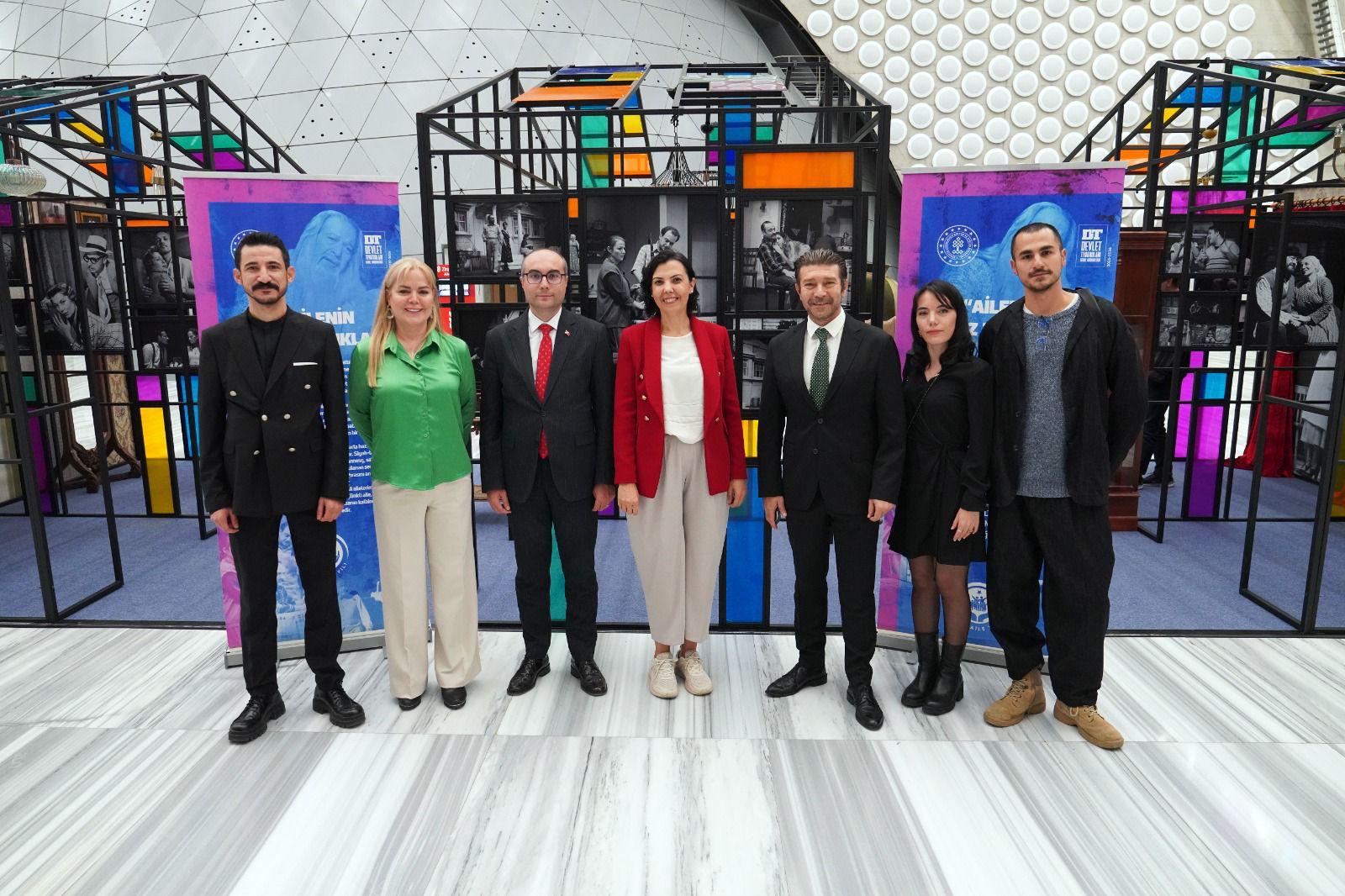 Devlet Tiyatroları Arşivinden Hazırlanan “Ailenin Sessiz Tanıkları” Siyah Beyaz Fotoğraf Sergisi, Ankara'da Açıldı