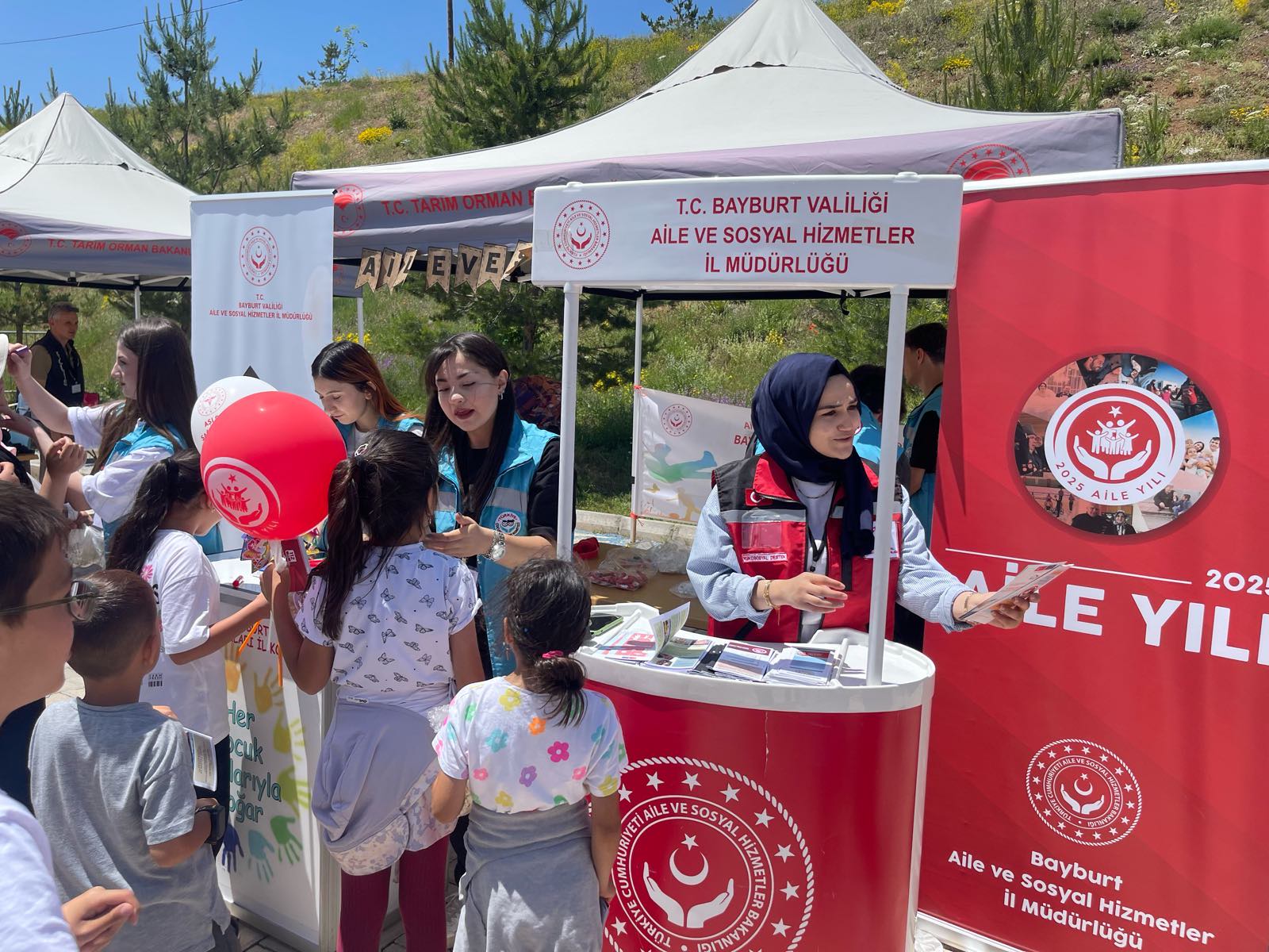 Bayburt’ta Düzenlenen Kuşburnu Çiçeği Festivalinde Aile Yılı Tanıtım Çalışması Yapıldı