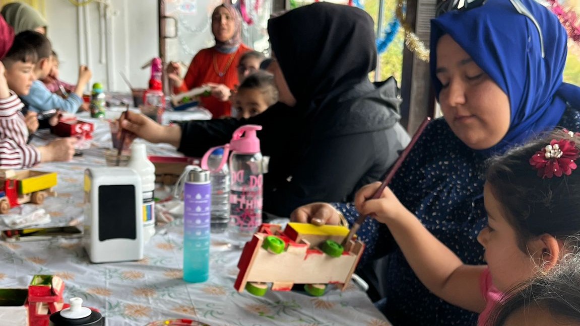 Kırıkkale’de Çocuklar ve Aileleriyle Ahşap Boyama Etkinliği Gerçekleştirildi