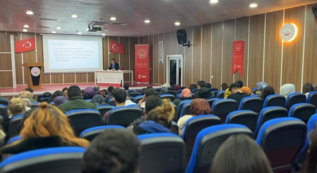Sivas’ta Aile Yılı Etkinlikleri Kapsamında "Bağımlılıkla Mücadele" Konulu Söyleşi Gerçekleştirildi