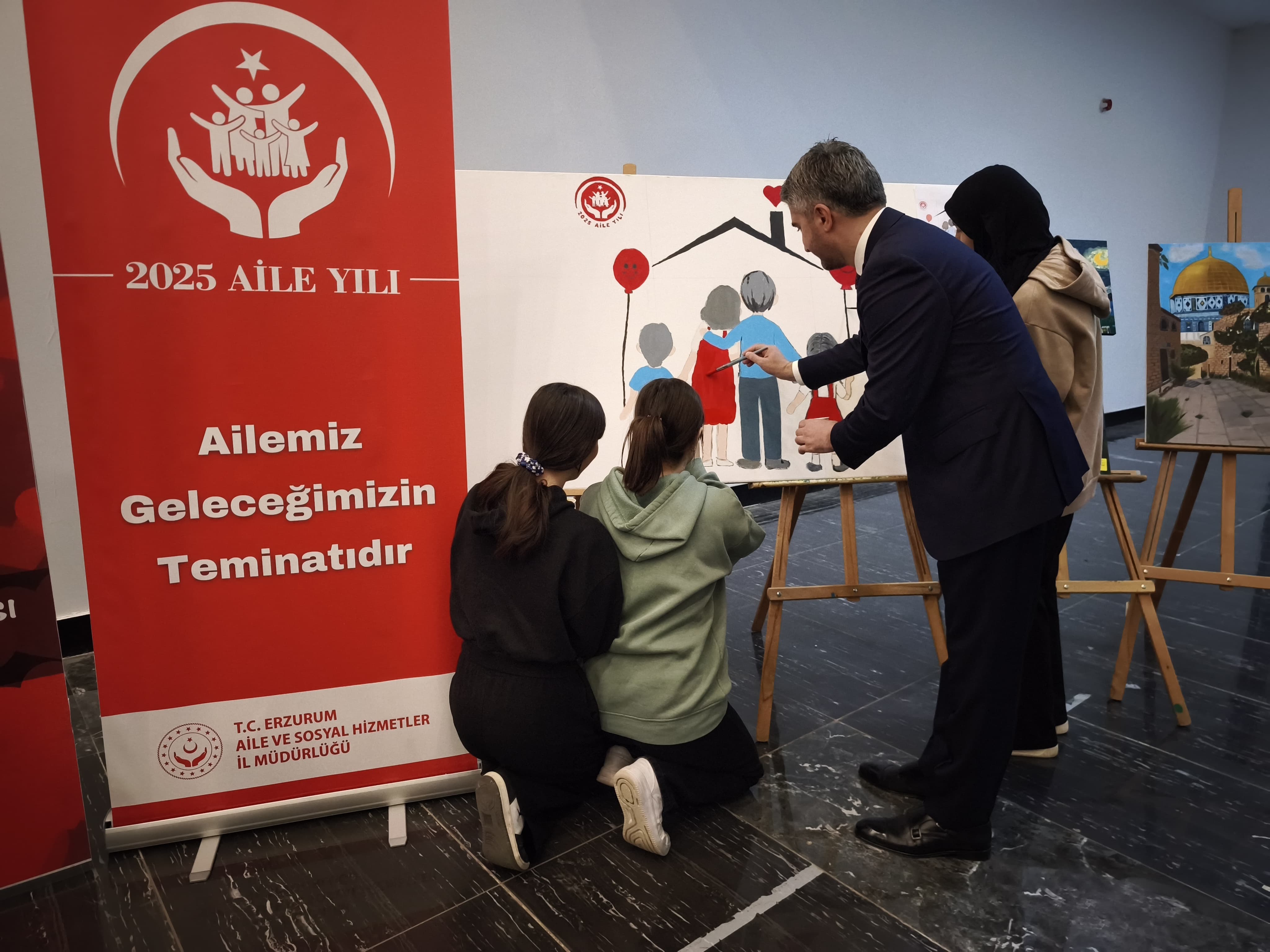 Erzurum’da Kuzeydoğu Anadolu Kariyer Fuarında Açılan Aile Yılı Standında "Çocukların Dünyası" İsimli Resim Etkinliği Düzenlendi