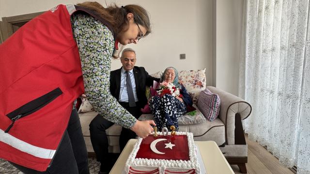 Elazığ’da Cumhuriyetle Yaşıt Nazife Teyze Ziyaret Edildi
