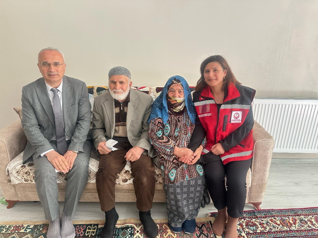 Gümüşhane’de Aile Yılı Kapsamında Evlilikte 50. Yılını Dolduran Akhan Çifti Ziyaret Edildi