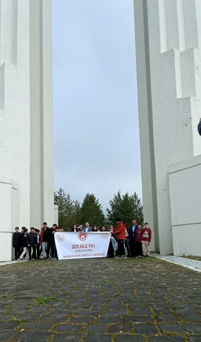 Muş’ta Aile Yılı Faaliyetleri Kapsamında Malazgirt Kalesine Gezisi Programı Düzenlendi
