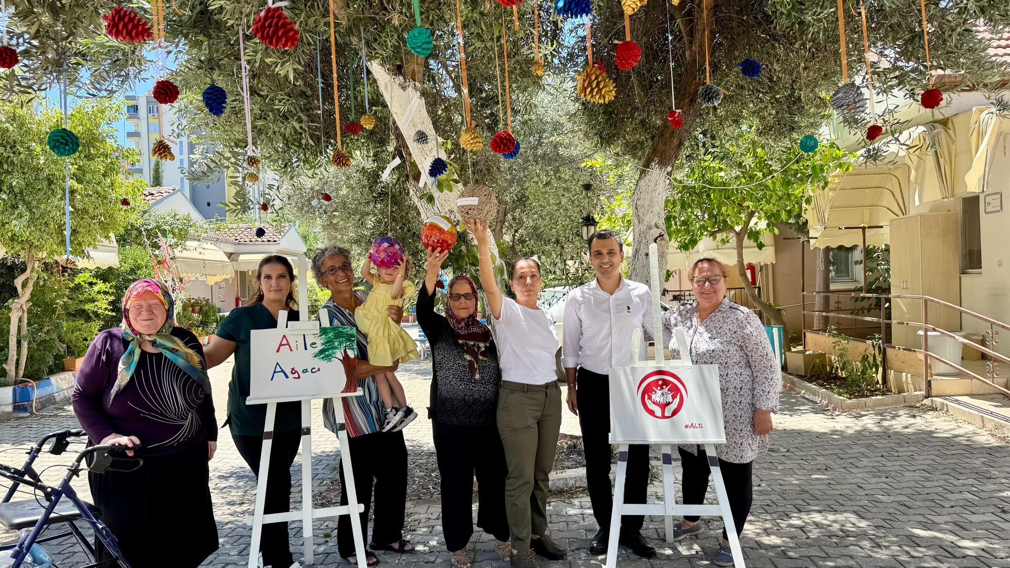 Adana’da “Aile Yılı Ağacı” Tasarlandı