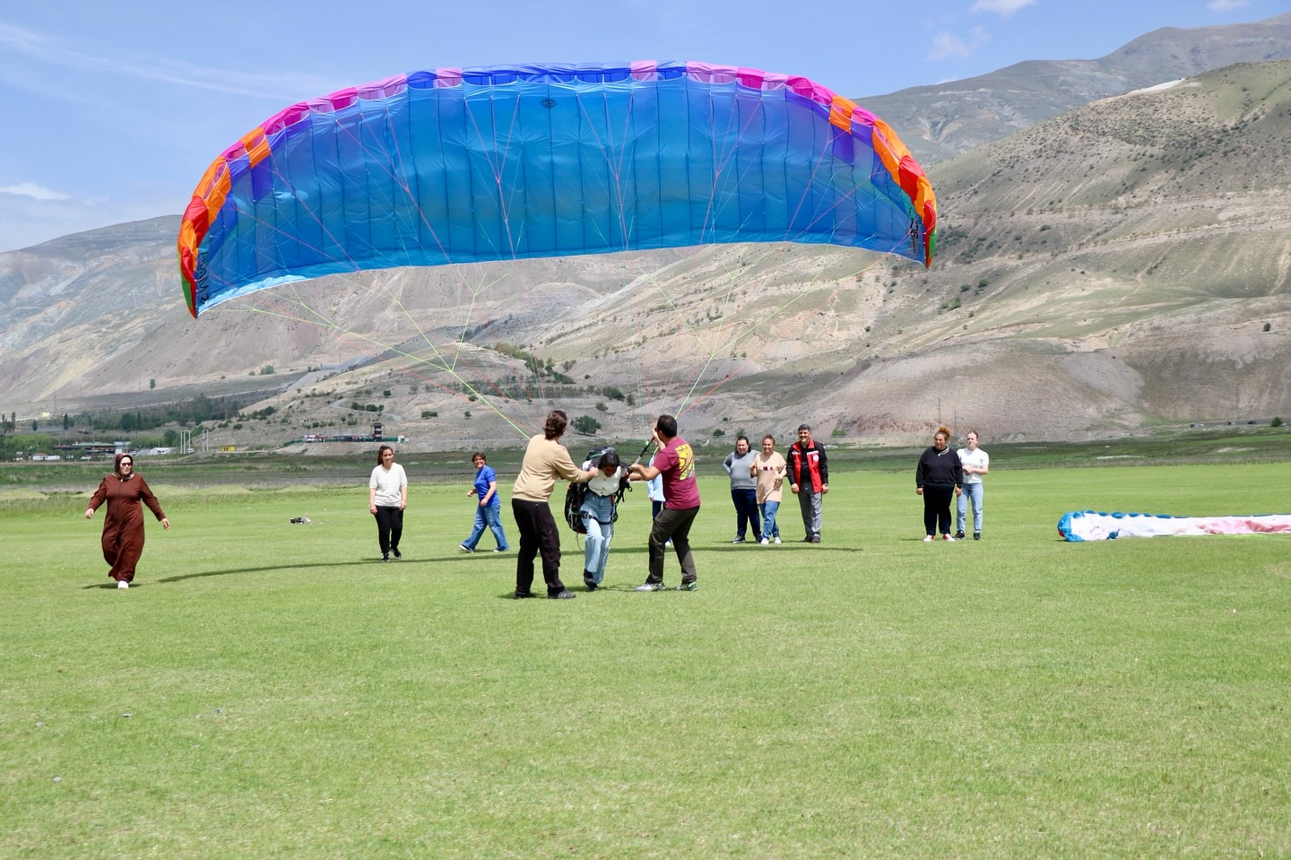 Erzincan’da Engelliler Haftası Münasebetiyle Yamaç Paraşütü ve ATV Sürüş Heyecanı